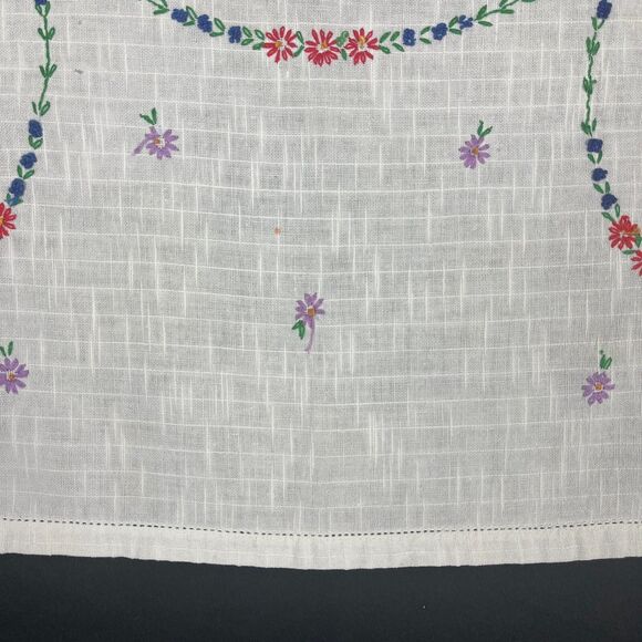 VTG White Linen Kitchen Tablecloth Hand Embroidered Red Roses Square 32.5 x 34.5 - Picture 5 of 12